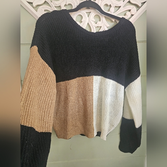 Block Sweater with back Bow - Picture 2 of 4